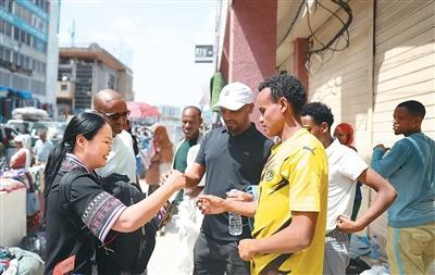 李洪梅（左一）向非洲客商介绍自家产品。陈 杰摄