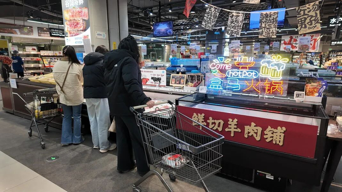 消费者在盒马鲜生挑选火锅食材。