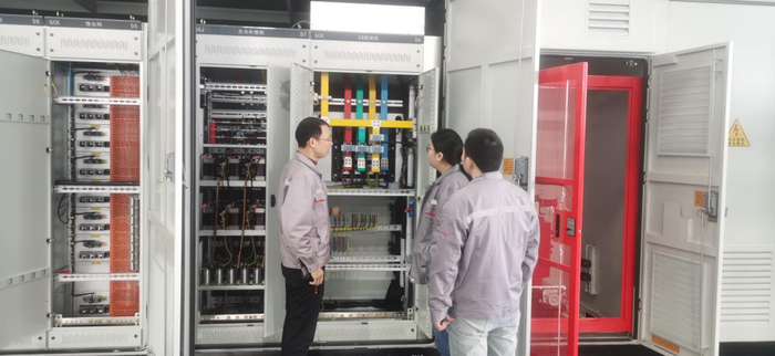 赵长顺在车间指导设计员处理问题。受访者供图