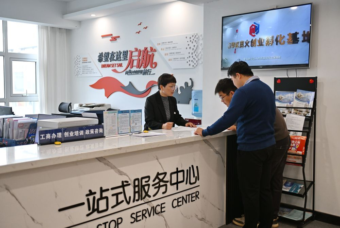石家庄市新华区奥火创业孵化基地工作人员在为创业者办理业务 牟宇 摄