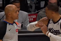 威少和裁判示意是阿夫迪亚肘击的自己 但裁判无动于衷