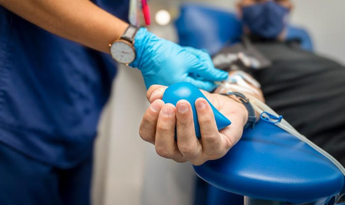 ▲一名男子在献血时手持挤压球&nbsp;资料图 图据图虫创意