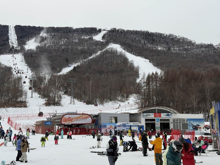 吉林省知名的滑雪场除了松花湖滑雪场，还有北大湖滑雪场。图为北大湖滑雪场。资料图片