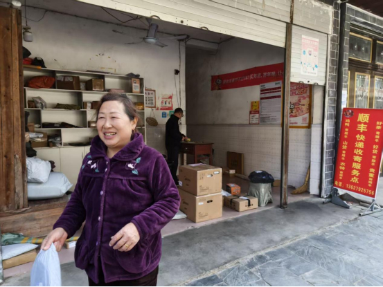 村民拿着刚取到的快递。图源：微信公众号“武宁发布”