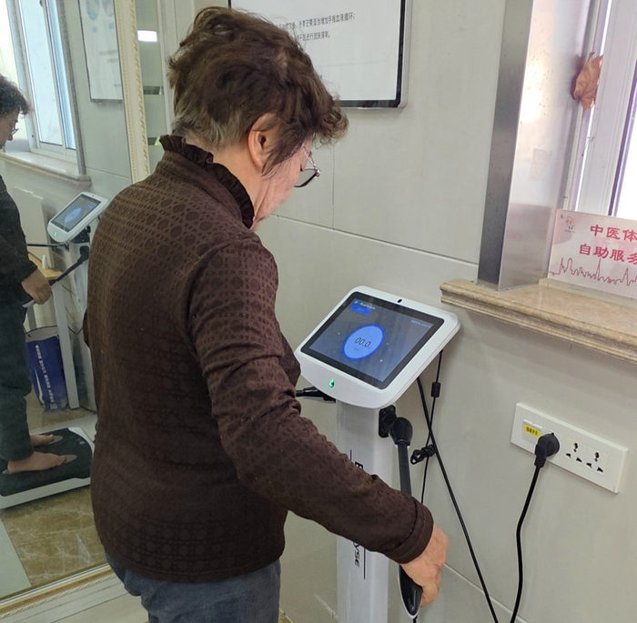 洪阿姨正在检测中。