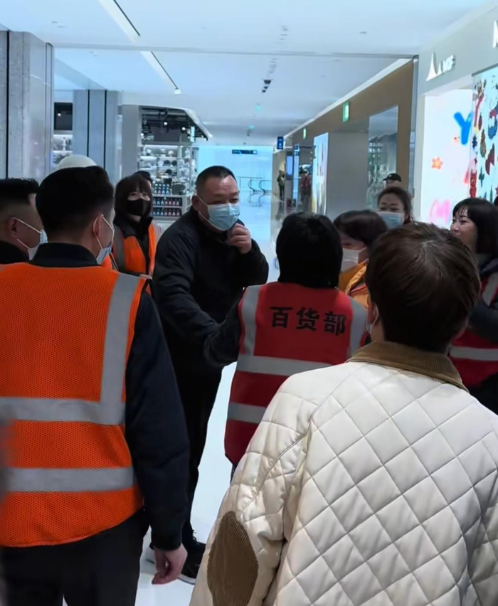 于东来现身新乡胖东来三胖店