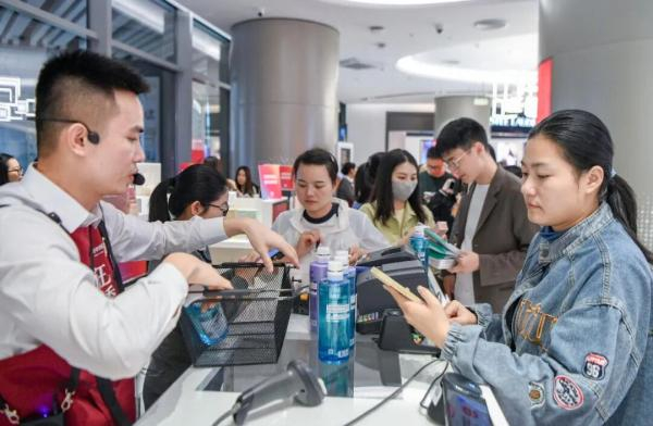 2025年12月18日，海南自由贸易港迎来全岛封关启动的历史性时刻，海口免税店迎来消费热潮。苏弼坤/摄