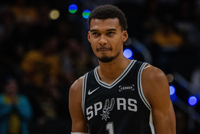 打卡下班！文班冲到前场篮板补扣得手 随后被换下