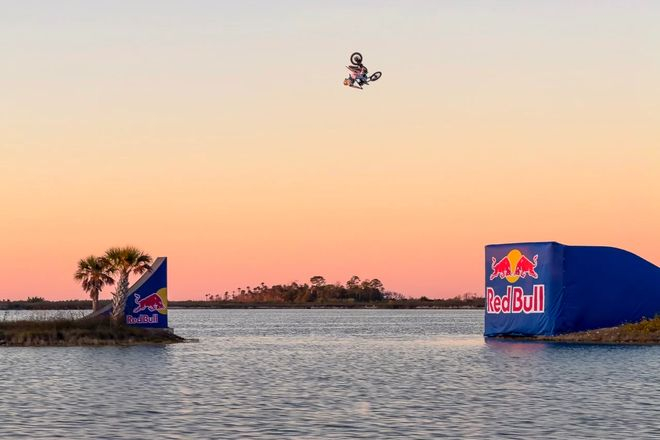 由 Chris Tedesco 拍摄，图源：Red Bull 和苹果