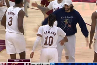 奋力反击！朗佐·鲍尔前场抢断 加兰三分命中将分差追到1分