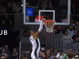 有点夸张！文班亚马篮下起飞过高用手腕空接扣进