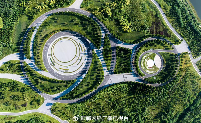 九龙山生态修复公园里的健身广场。李树锋摄