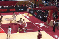 抡圆了扣篮！琼斯中路切入接刘泽一分球 上演滑翔单臂劈扣