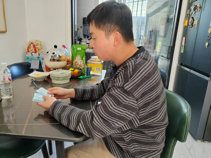 杨帆特意打印出通勤车票留作纪念。卢伟丽/摄