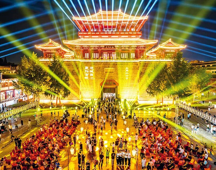 湖北襄阳古城建城日活动吸引众多市民和游客前来赏景游玩。图源：人民图片