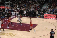 翻过来了！汤姆林底角命中三分球 骑士反超公牛