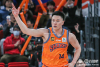 主要得分点！李弘权半场9中4得全队最高10分 另有5篮板&amp;2个前场板