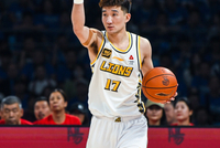 出手不多！孙铭徽半场3中2得到6分 送出全队最高5助攻且0失误