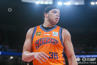 冲击力强但失误略多！洛夫顿半场7中3拿8分4助 抢2前场板&amp;有3失误