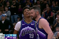 疯狂啃老！乐福突破反篮得分并造成犯规