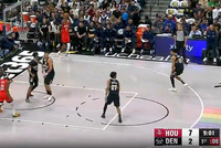 反客为主！小贾巴里底角大空位三分命中 火箭10-2开局！