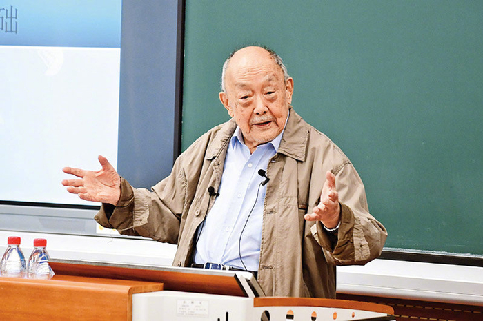 ​图为2022年9月16日，91岁高龄的杨士莪院士为本科生讲授开学第一课。 哈尔滨工程大学供图