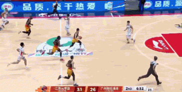 杀红了眼！贾尔斯跟进直接隔着队友刘泽希补扣打停广州