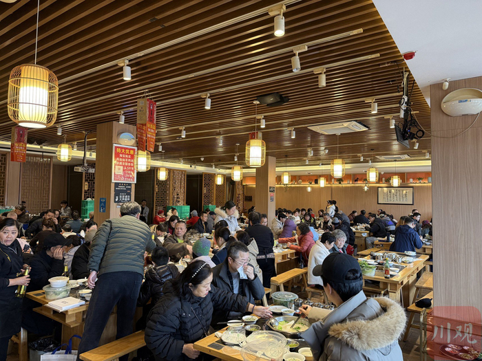 羊肉汤店内，人头攒动。