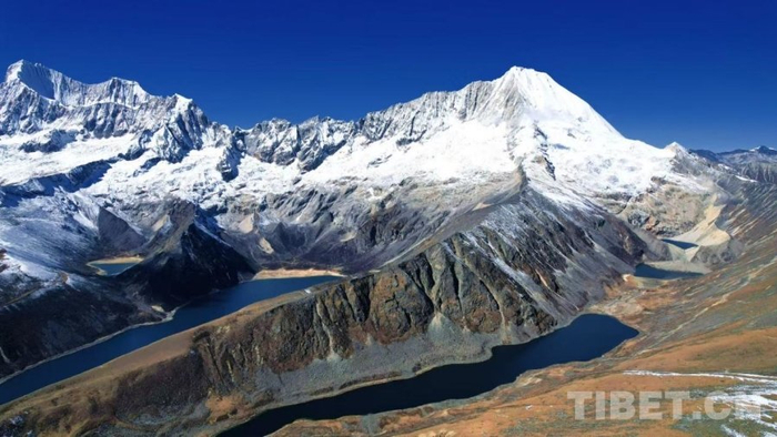 图为西藏山南市洛扎县库拉岗日山脉一角 