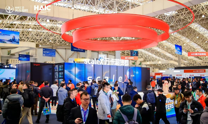 参会的行业人士络绎不绝 图片来源：主办方