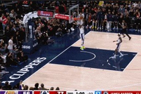 轻描淡写！詹姆斯抢断反击 起飞秀出转身背扣