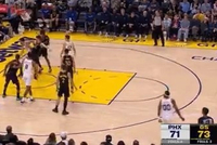 火眼金睛！双方拼抢出界判给勇士球 太阳挑战成功拿回球权