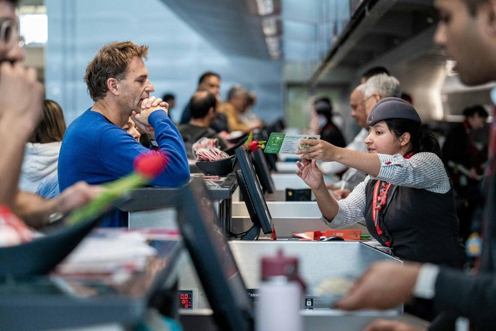 　　12月20日，旅客在美国旧金山国际机场办理值机手续。新华社发（朱子于摄）