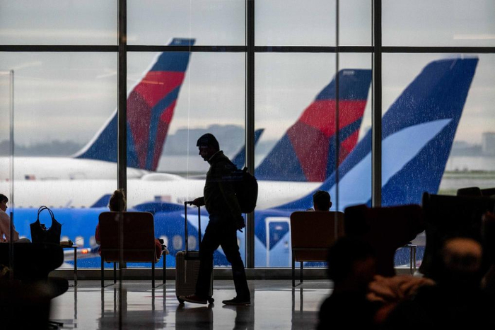 　　12月20日，旅客在美国旧金山国际机场等候登机。新华社发（朱子于摄）