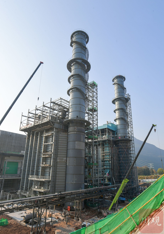12月10日，四川能投巴中（通江）燃气发电工程项目建设现场，工人在加快1号机组锅炉、汽机等核心设备安装调试。夏雨 摄