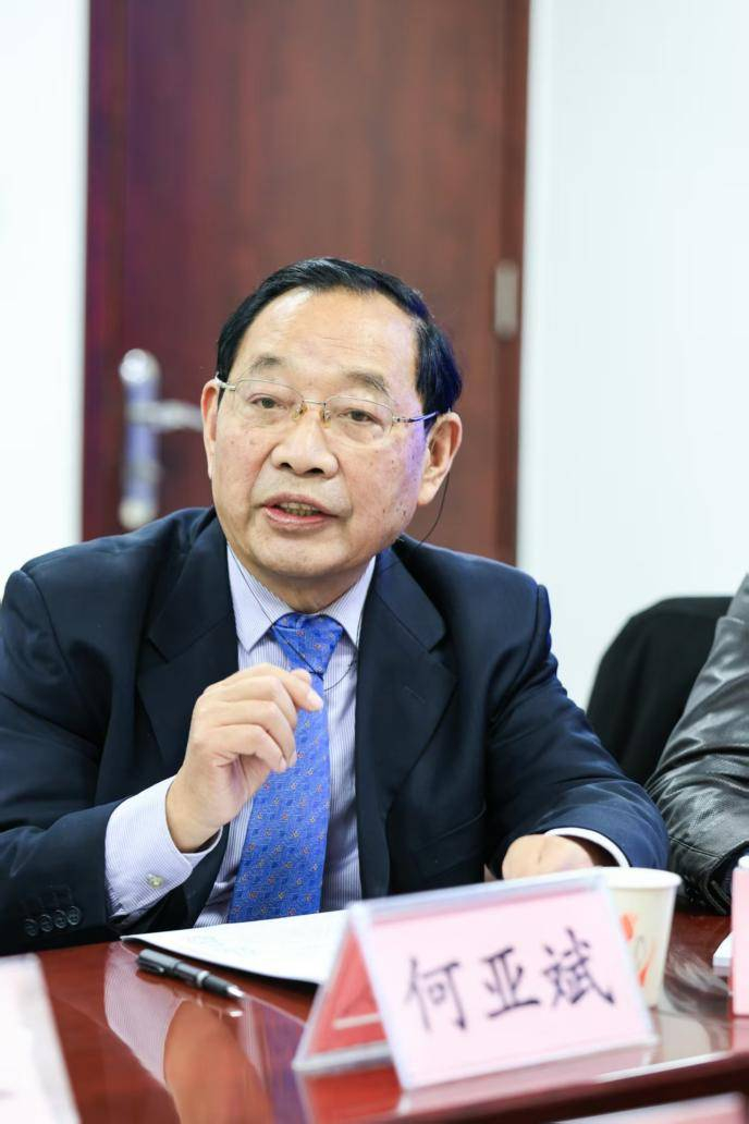 （图注：中国产权协会原党委副书记何亚斌在国家市场监督管理总局发展研究中心第二届个人经济体高质量发展研讨会上发言）