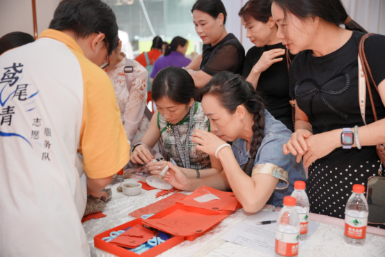 图为非遗工艺品展大型活动