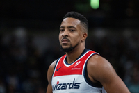 晚了一点点！麦科勒姆转身高难度三分命中 但超时无效