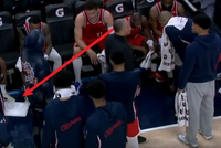 不满球队表现！泰伦·卢怒扔战术板 小卡一脚将板踢开