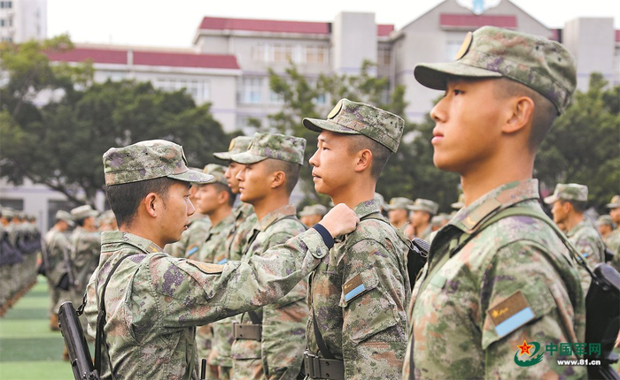 　　空军某训练基地举行新兵授衔仪式。