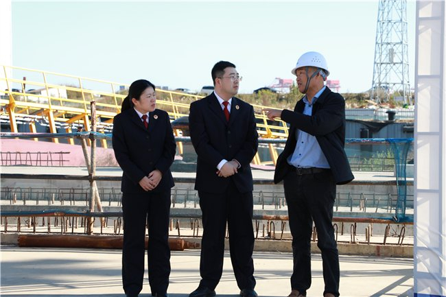 11月13日，南通通州湾江海联动开发示范区检察院检察官走访某涉海专业化制造企业。