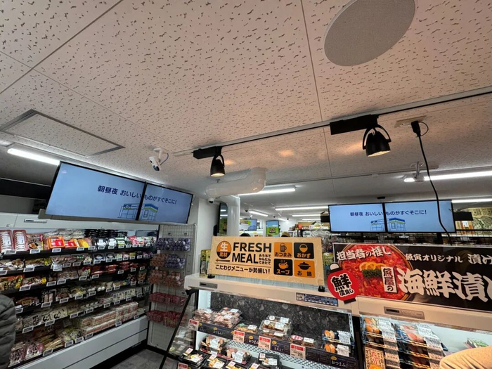 貨架上方安裝了多塊LED屏，未來將用于零售媒體廣告