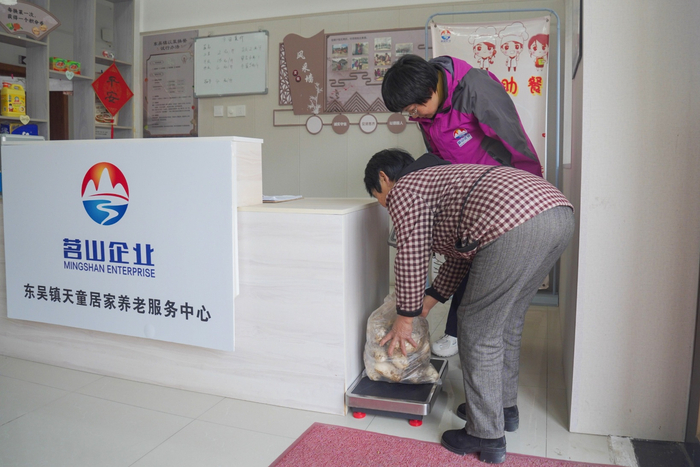 村民到天童居家养老服务中心“以菜换餐”（央广网实习记者  何瞻远  摄）