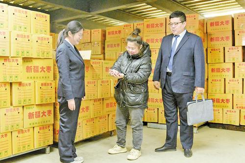     邮储银行沧州市分行工作人员上门为沧县红枣企业提供精准信贷支持。