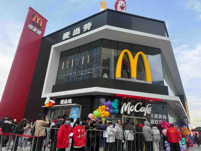 12月21日，麦当劳青海首店在西宁开业，消费者排队用餐。青海日报融媒体记者 董洁 摄