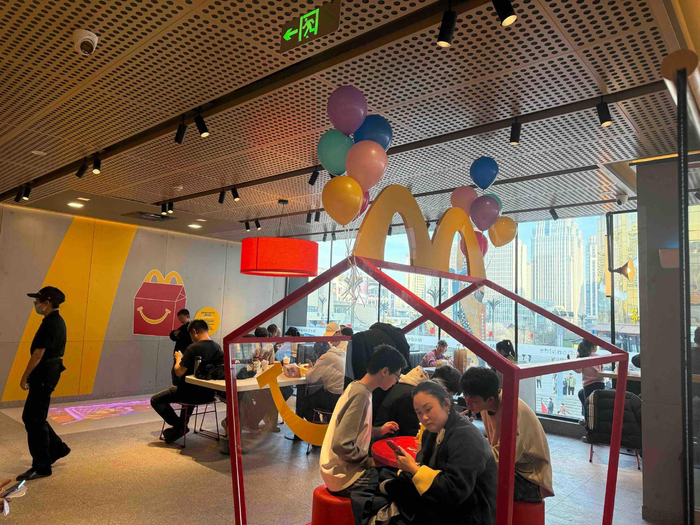 店内呈现出异常火爆的消费场景。青海日报融媒体记者 董洁 摄
