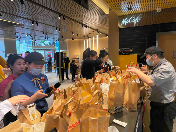 12月21日，麦当劳青海首店在西宁开业，店内呈现出异常火爆的消费场景。青海日报融媒体记者 董洁 摄