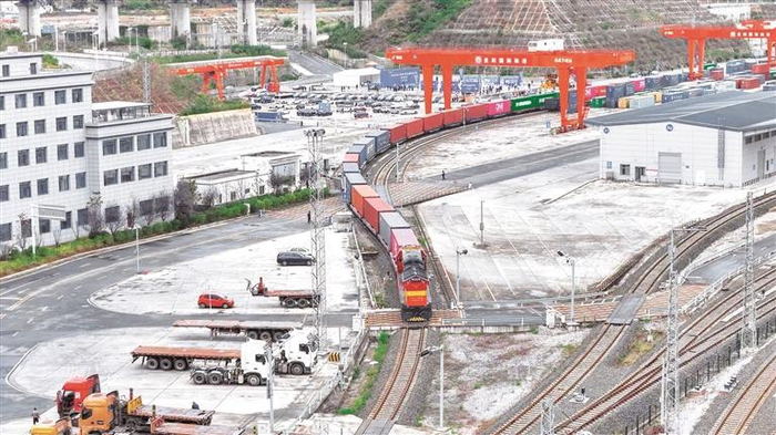 贵阳国际陆港班列发出。（贵州铁投集团供图）