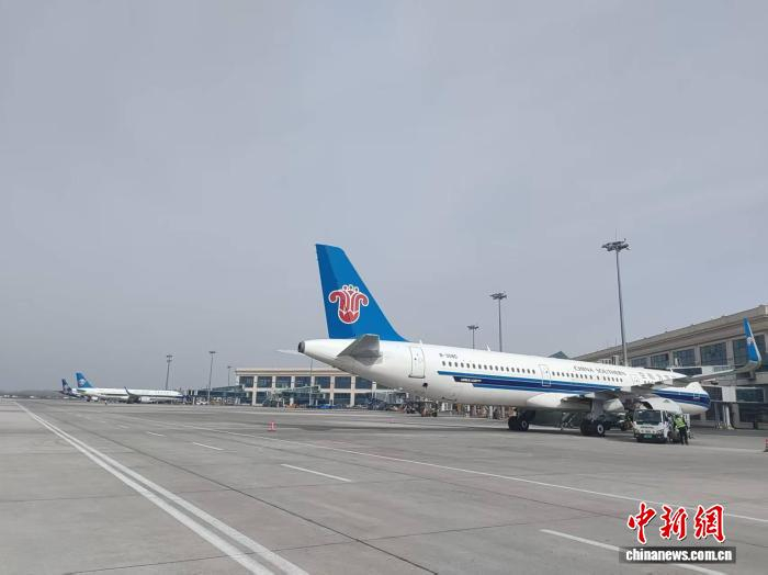 哈尔滨机场停机坪 仇建 摄