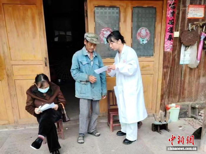 家医团队给村民宣讲家医签约相关政策。　　城步县卫健局 供图